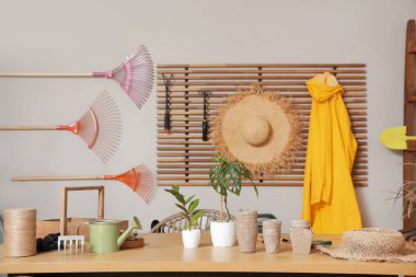 Bahçıvan çalışma alanı masa, ev bitkileri ve farklı malzemeler, yakın çekim