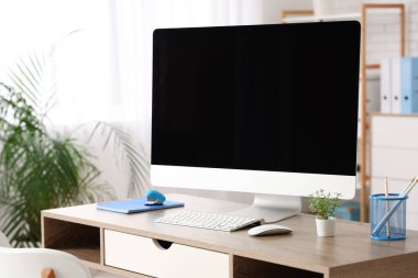 Ofiste modern bilgisayarlı işyeri, yakın çekim