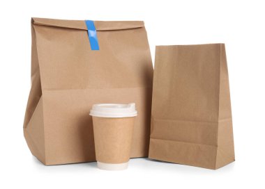 Yiyecek için kese kağıdı ve beyaz arka planda kahve.