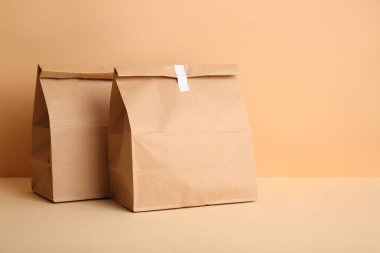 Kahverengi arka planda yiyecek için kese kağıdı