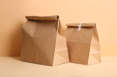 Kahverengi arka planda yiyecek için kese kağıdı