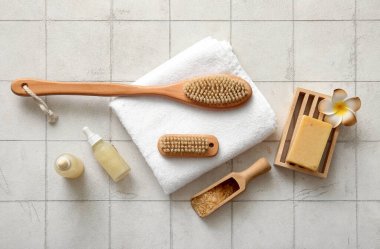 Beyaz fayanslı masaj fırçaları, kozmetik ürünleri ve sabun