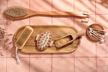 Masaj fırçalı tepsi, deniz tuzu ve bej döşemeli pamuklu bez.