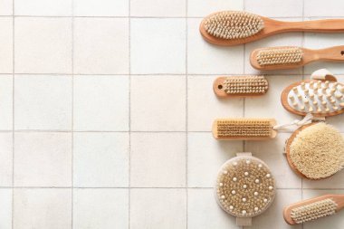 Beyaz karo arka planda farklı masaj fırçaları