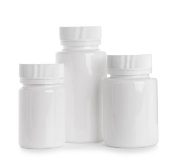 Beyaz arka planda boş plastik vitamin şişeleri