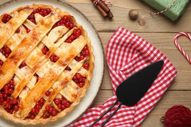 Lezzetli yaban mersinli pasta ve ahşap arka planda tarçınlı tabak. Noel kutlaması