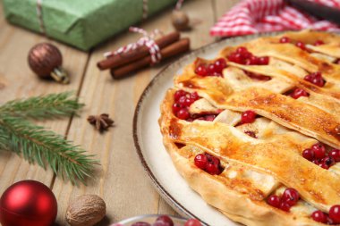 Lezzetli yaban mersinli tabak ve ahşap arka planda Noel topları, yakın plan.