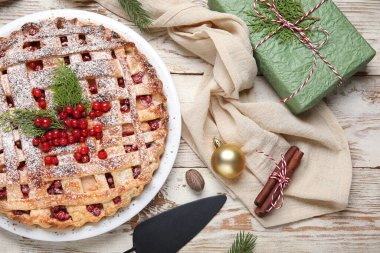Yaban mersinli turta, hediye kutusu ve beyaz ahşap arka planda Noel topu.