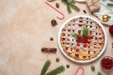 Baston şekerli yaban mersinli turta ve bej arka planda Noel ağacı dalları.