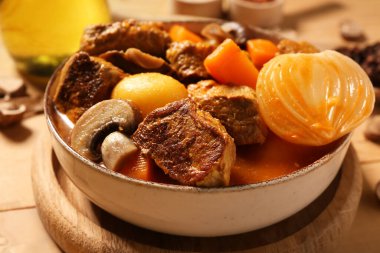 Dilimlenmiş mantarlı ve soğanlı bir kase lezzetli sığır yahnisi, yakın plan.