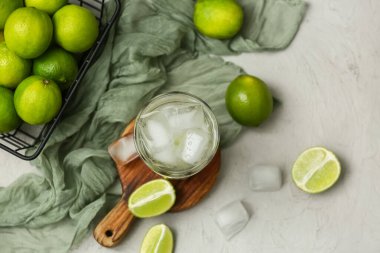 Beyaz arka planda bir bardak limonlu su.