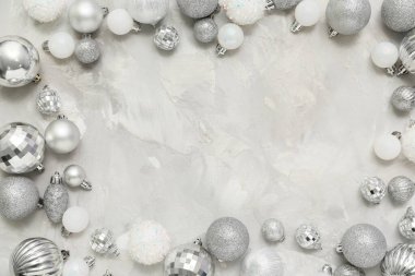 Grunge arka planında gümüş Noel toplarından yapılmış çerçeve