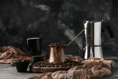 Gayzer kahve makinesi ve gri grunge arka planda fasulye ile cezalandır