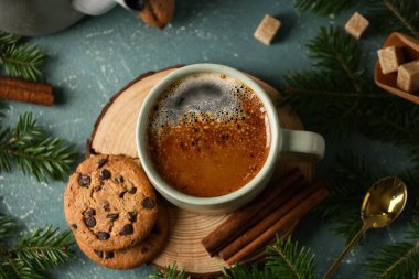 Kurabiyeli kahve, kaşık ve mavi grunge arka planda kış dekoru.