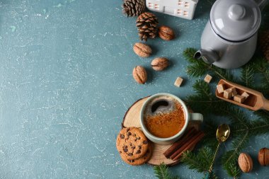 Kurabiyeli kahve, çaydanlık ve mavi grunge arka planda kış dekoru.