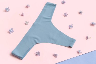 Kadın külotlu kompozisyon ve arka planda leylak çiçekleri