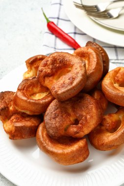 Hafif arka planda lezzetli Yorkshire pudingi tabağı