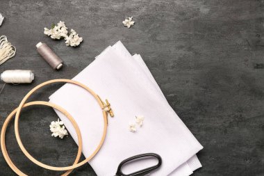 Tuval işlemeli halkalar, küflü iplikler ve grunge siyah arka planda makas.