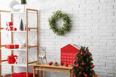 İçinde Noel çelengi, köknar ağacı ve Advent takvimi olan odanın içi