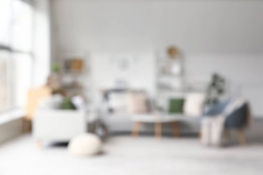 Gri koltukları ve koltukları olan, bulanık manzaralı, şık bir oturma odası.