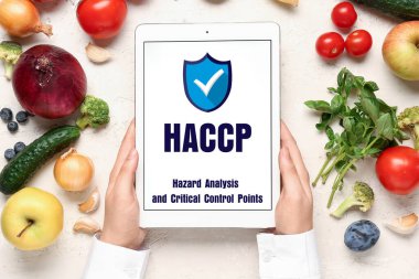 VEGAN GÜNÜ yazılı tablet bilgisayarlı kadın, beyaz arka planda taze sebzeler ve meyveler