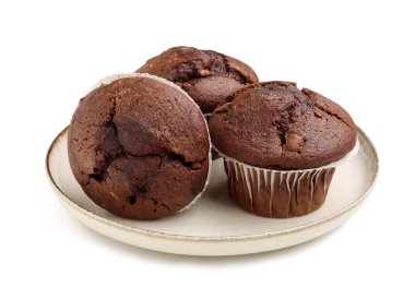 Beyaz arka planda izole edilmiş lezzetli çikolatalı kekler.