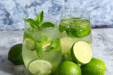 Mavi masada soğuk mojito ve limon bardakları
