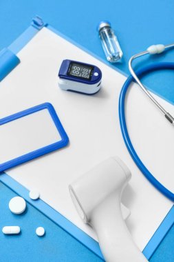 Mavi arka planda pano, hap ve tıbbi ekipman bileşimi