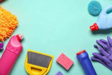 Farklı temizlik malzemeleriyle kompozisyon ve renk arkaplan üzerinde deterjan şişeleri