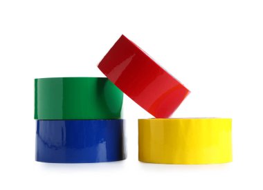 Beyaz arkaplanda izole edilmiş farklı maskeleme bantları, yakın plan