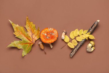 Kahverengi arka planda mantarlı ve sonbahar yapraklı kompozisyon