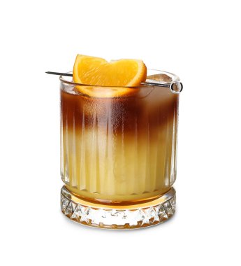 Beyaz arka planda izole edilmiş bir bardak lezzetli turuncu espresso.