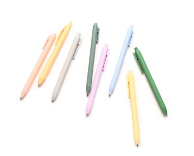 Beyaz arkaplanda renkli kalemler