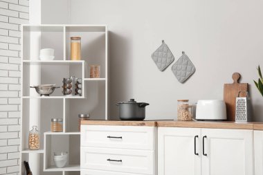 Ahşap mutfak tezgahı, çatal bıçak ve elektrikli soba.