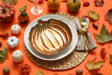 Turuncu arka planda Şükran Günü kutlaması için güzel bir masa.