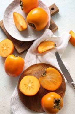 Beyaz arka planda tatlı olgun hurma tabakları