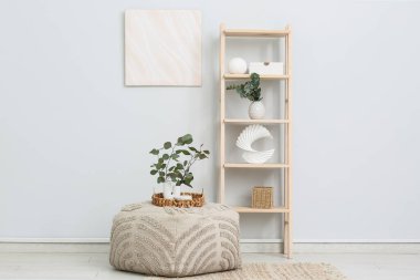 Raflar ve güzel okaliptüs dalları olan şık bir oda.