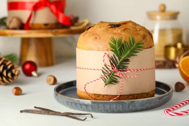 Beyaz arka planda köknar dalı, şeker kamışı ve vanilyalı tatlı Noel Panettone