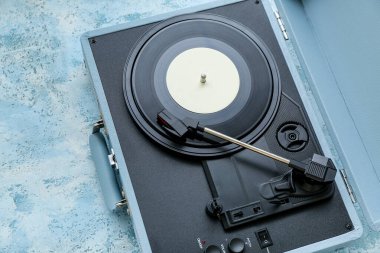 Grunge arka planında vinil diski olan kayıt oynatıcı