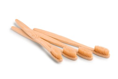 Beyaz arka planda birçok bambu diş fırçası