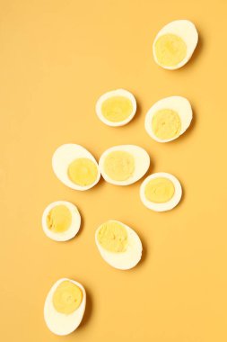 Sarı arka planda dilimli kaynamış yumurta.