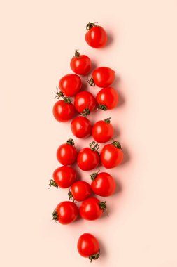 Pembe arka planda bir sürü taze vişneli domates