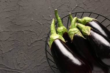 Siyah arka planda taze patlıcan sepeti.