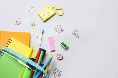 Işık arkaplan üzerinde farklı okul kırtasiyesine sahip kalem kutusu