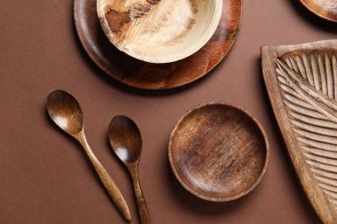 Kahverengi arkaplanda farklı ahşap sofra takımı
