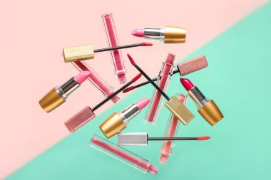 Renk arkaplanda farklı rujlar uçuşuyor