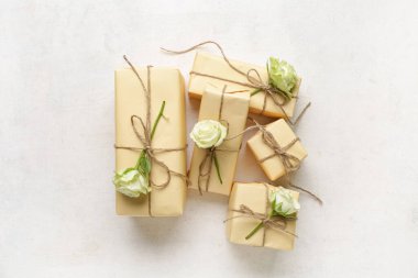 Beyaz arka planda güzel güller olan bir sürü hediye kutusu. Uluslararası Kadınlar Günü