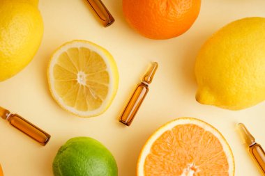 C vitamini ve renklendirilmiş taze narenciye içeren kompozisyon