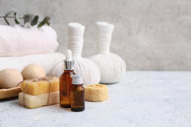 Banyo malzemeleri, lif ve arkaplanda gerekli yağ şişeleriyle güzel bir kompozisyon, yakın plan.