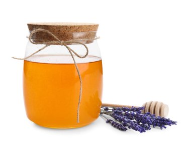 Kavanoz dolusu tatlı bal, beyaz arka planda kurutulmuş lavanta.